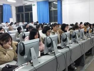 外国语学院团委组织观看国庆70周年成就展