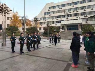 体育学院升旗仪式顺利举行