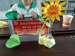 手工艺品协会举办“学雷锋”义务手工授课活动