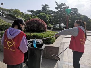 化学材料科学学院2019级应用化学一班开展以“走进环卫劳动，共创美丽校园”主题劳动实践活动