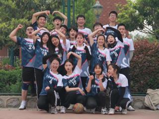 文学院男女排球队携手进入四强