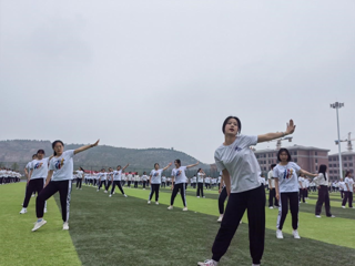 体育学院组织开展排舞大赛视频拍摄活动