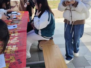 经济与管理学院电子商务协会成功举办消费者权益日签字活动