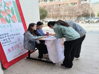 教育学院“织響支教团开展“春风吹十里，落红留书间”春日花卉手工书签创作活动 