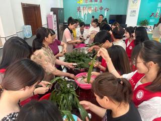 “浓浓团情，粽暖人心”——马克思主义学院青年志愿者进社区迎端午