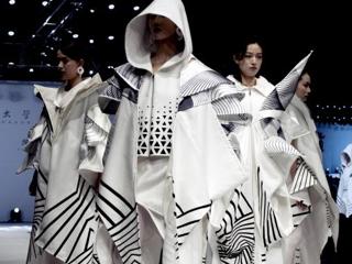 美术学院举办2024届服装与服饰设计专业毕业展演暨第十四届服装设计大赛