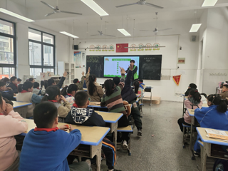 绿野环保协会开展环保宣传活动