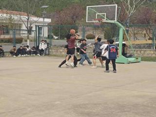 “热血青春 篮出精彩”——马克思主义学院与法学院组织开展篮球友谊赛活动