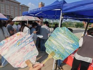 马克思主义学院组织开展“执扇绘心，漆语疗愈”心理健康日活动