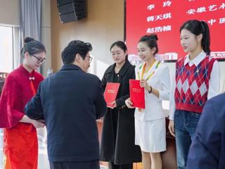 【典亮青春】拿奖到手软！她用创作和讲台，装饰出华丽青春舞台