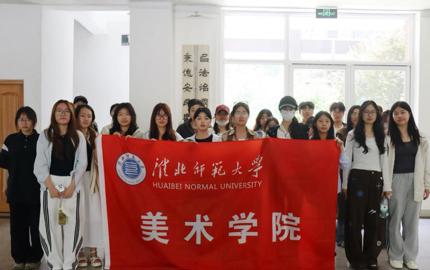 美术学院完成服装展演首次模特试衣工作