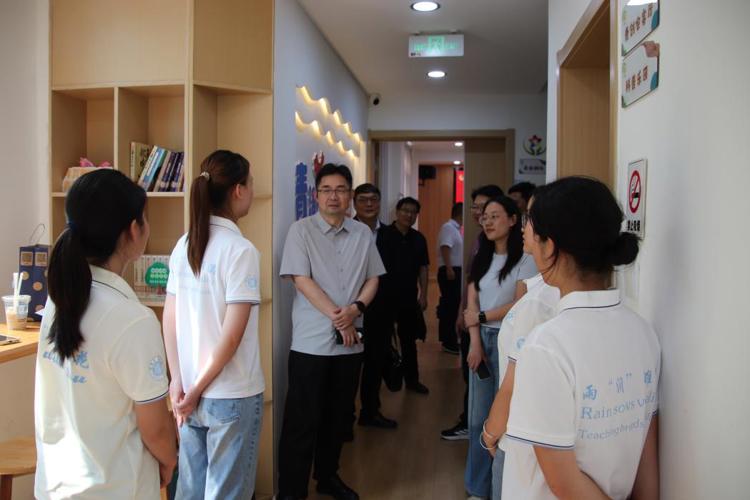 校长张焕明看望慰问我校暑期社会实践团队师生