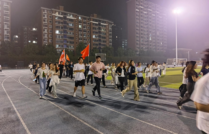 学校“音跃淮师”荧光夜跑暨2026年秋季学期阳光跑步开跑 