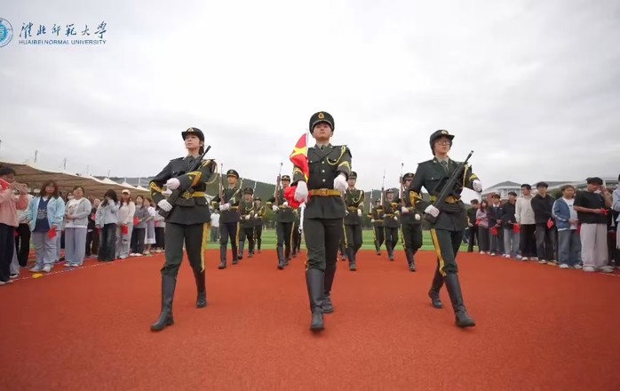 淮北师范大学国庆升旗仪式圆满举行。愿山河锦绣，国泰民安；祝祖国繁荣昌盛，淮师大学子矢志奋进，不负时代。
