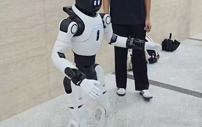 当机器人登上思政舞台—— 淮北师范大学2026级新生艺术思政第一课，机器人表演点亮科技之光。科技邂逅艺术，机器人随节拍灵动起舞，以智能风采彰显创新力量，书写新时代青春华章。